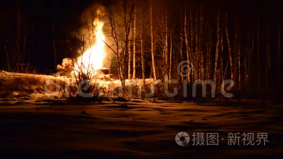 在大雪纷飞的冬夜燃烧的篝火视频