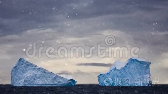 南极自然：漂浮在公海上的两座大冰山