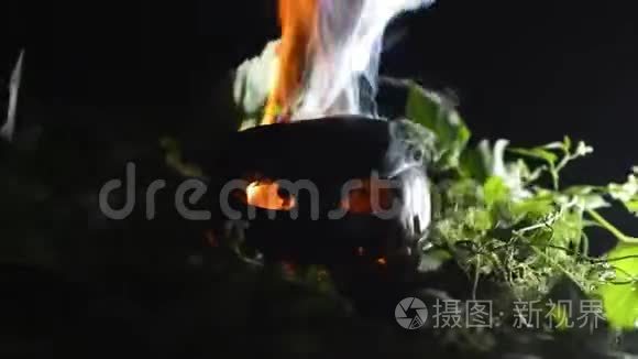 在可怕的节日万圣节，绿色的西瓜燃烧着炽热的火焰