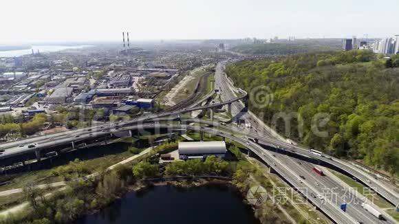 桥梁和公路上的城市交通视频