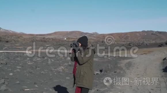 旅游女孩为大自然拍照视频