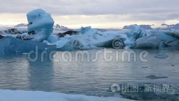 冰川湖中的漂浮冰山视频
