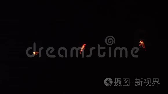 夜空中五彩缤纷的烟花视频