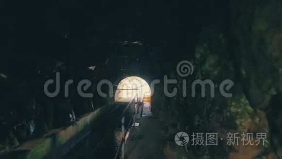 在莱瓦达水道上徒步旅行视频