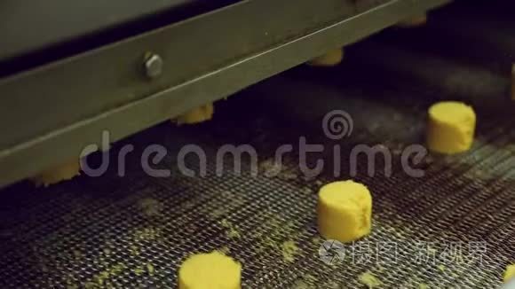 在糖果厂生产饼干的传送带视频