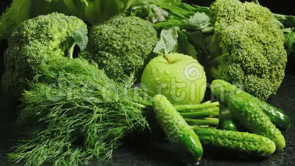 绿色新鲜蔬菜滴水视频视频的预览图