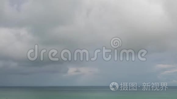 雨云在海面或海洋上迅速地移动