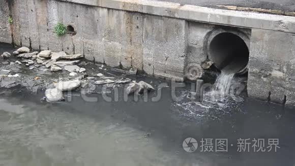 废水和污染以及运河中的垃圾视频