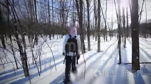 孤独的女人在大自然中飘雪