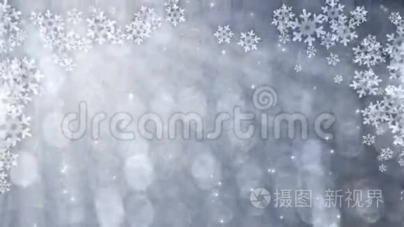 银光闪闪的窗帘上有雪花.