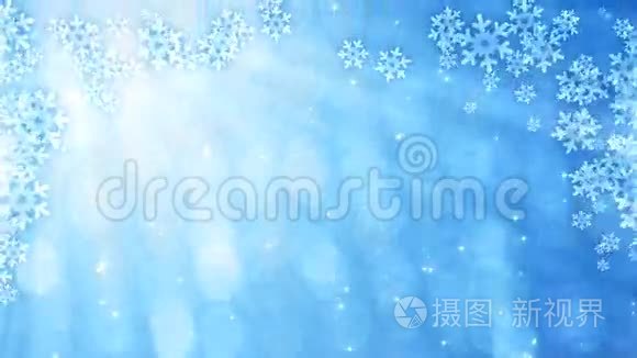 蓝色闪闪发光的窗帘，有雪花