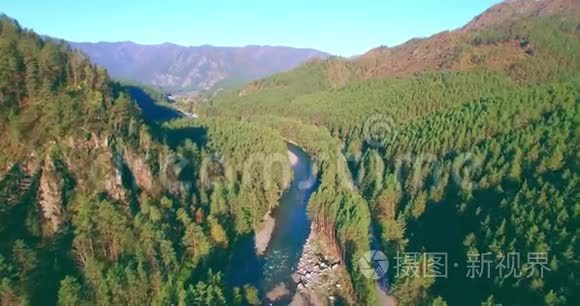 在阳光明媚的夏季早晨，低空飞行在带岩石的新鲜快山河上。