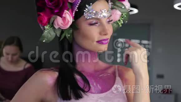 有鲜花和鲜艳妆容的女人视频