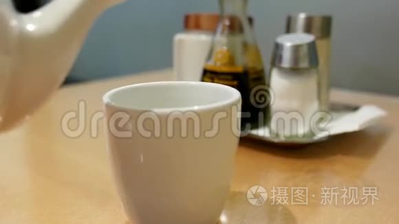 在中国餐馆里倒茶