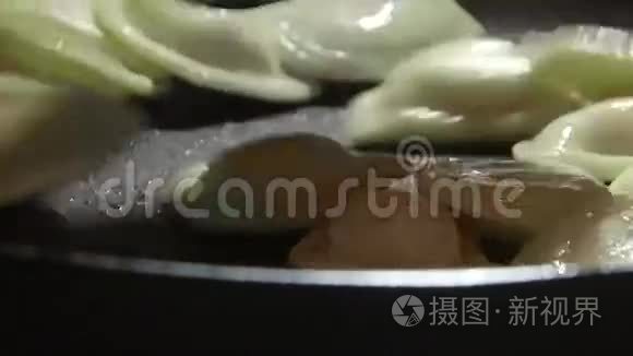 在炉子上的烤箱里用煎锅煮饺子