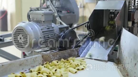 工厂生产甜玉米小吃视频