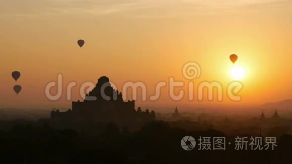 缅甸巴甘平原日出时的热气球