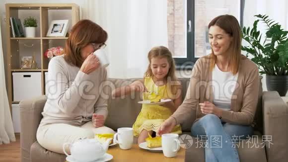 妈妈，女儿和奶奶吃蛋糕
