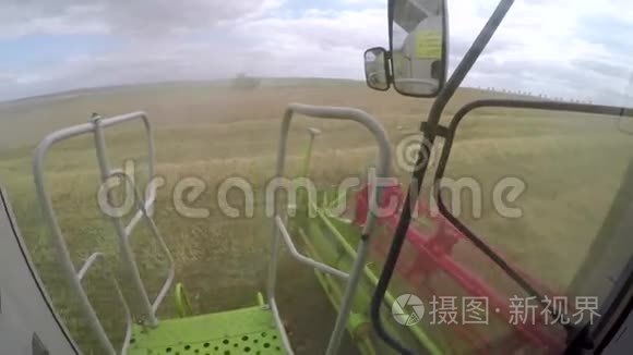 小麦收割机视频