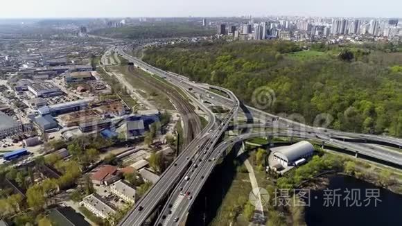 桥梁和公路上的城市交通视频