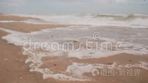 海岸风暴中的巨浪