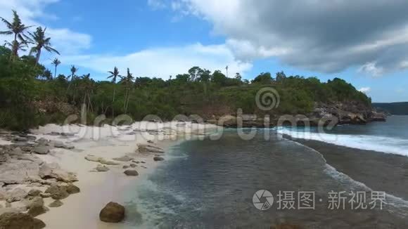 荒芜的热带海滩和绿松石海洋视频