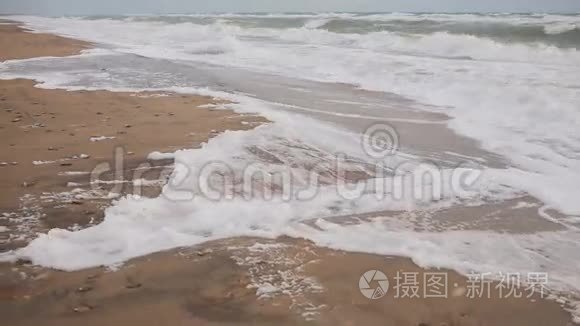 海岸风暴中的巨浪