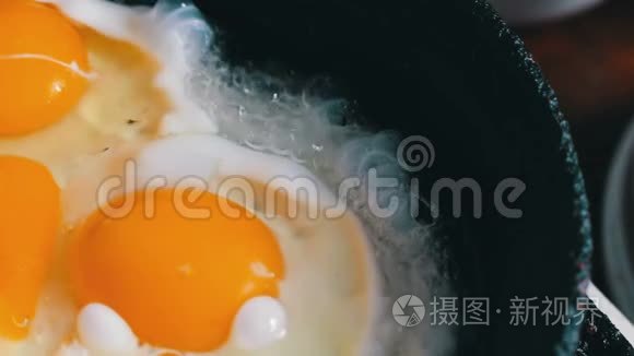 美味的新鲜鸡蛋在锅里炒视频