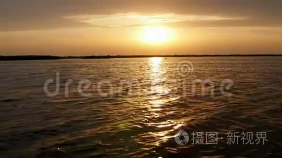 多瑙河三角洲湖泊上美丽的日出
