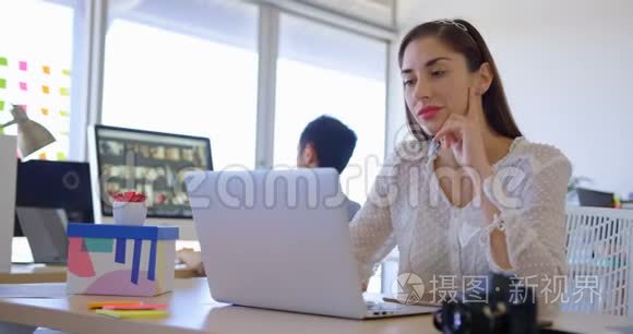 漂亮的高加索女性高管在4k台的笔记本电脑上工作