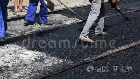 工人修建沥青公路和铁路视频