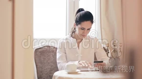 女人用平板电脑在线购物视频