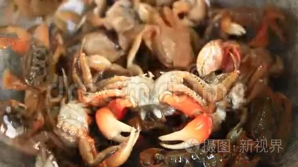 用灰泥和杵加工虾蟹食品视频