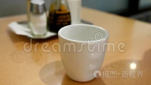 在中国餐馆里倒茶