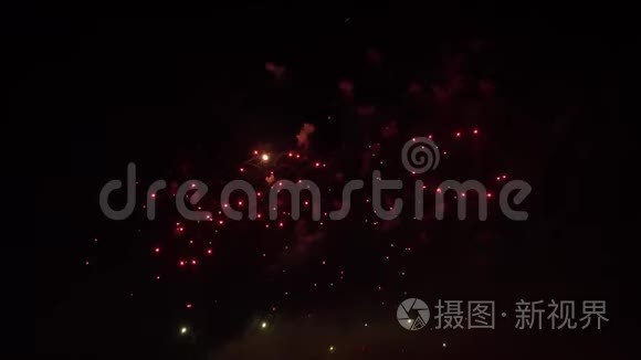 夜空中五彩缤纷的烟花视频