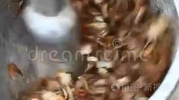 用灰泥和杵加工虾蟹食品视频