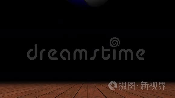 木制地板上的彩篮球视频