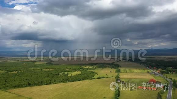 夏季乡村景观鸟瞰图视频