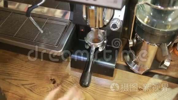 咖啡师在咖啡馆里准备咖啡，咖啡谷物