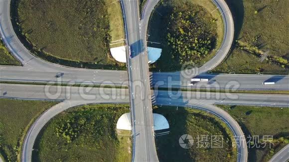 高速公路路口的空中射击，无人机跟随汽车