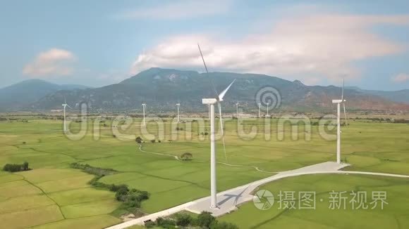风能站的风车涡轮机。 替代自然资源和生态保护。 风电场空中景观