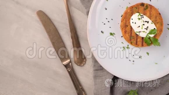 含鹰嘴豆和蔬菜的蔬菜汉堡视频