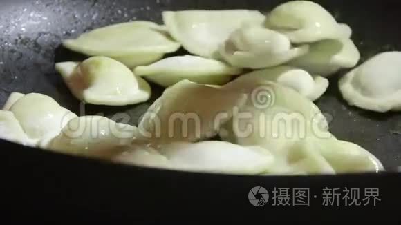 在炉子上的烤箱里用煎锅煮饺子