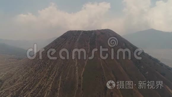 有火山的山景