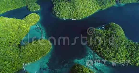 热带景观热带雨林丘陵和蔚蓝色的水在苏格巴泻湖暹罗高带云。 菲律宾Siargao岛