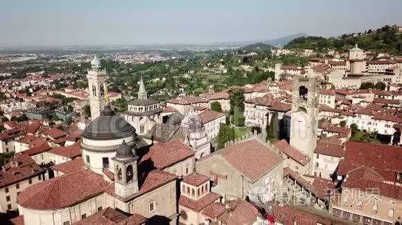 贝加莫，意大利。 令人惊叹的无人机鸟瞰古镇。 市中心景观及其历史建筑