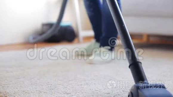 家里有吸尘器清洁地毯的女人视频