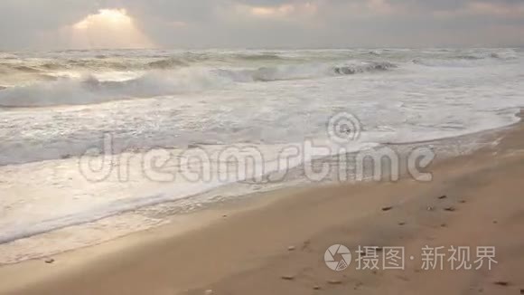 海岸风暴中的巨浪