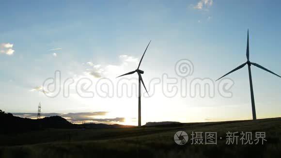 风力涡轮机能源塔在日落时移动视频