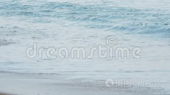 海浪在沙滩上视频